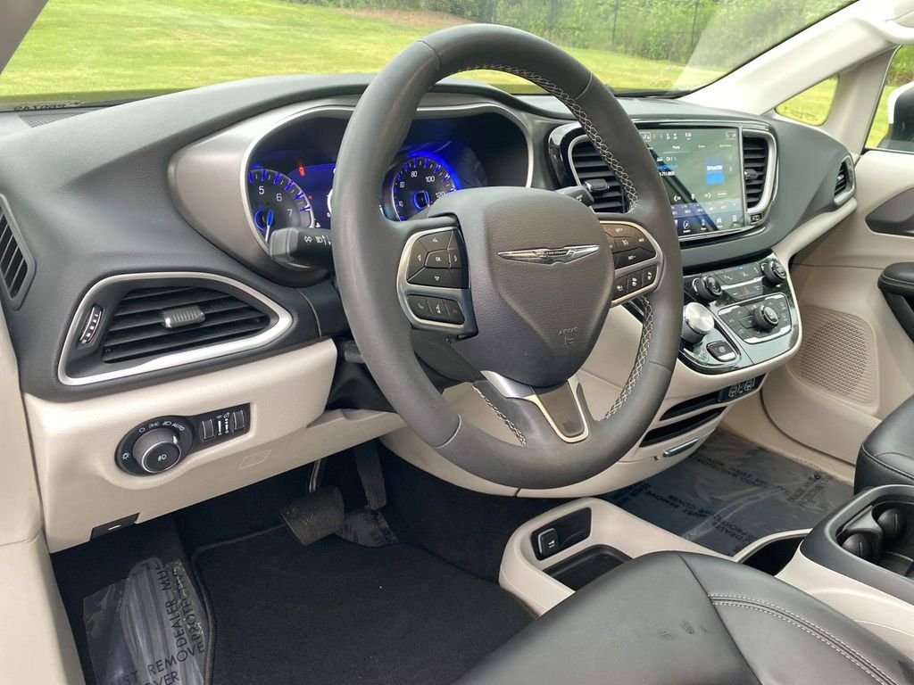 Used 2023 Chrysler Pacifica Touring-L FWD image 22