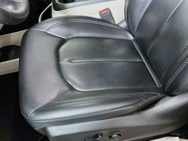Used 2023 Chrysler Pacifica Touring-L FWD image 23