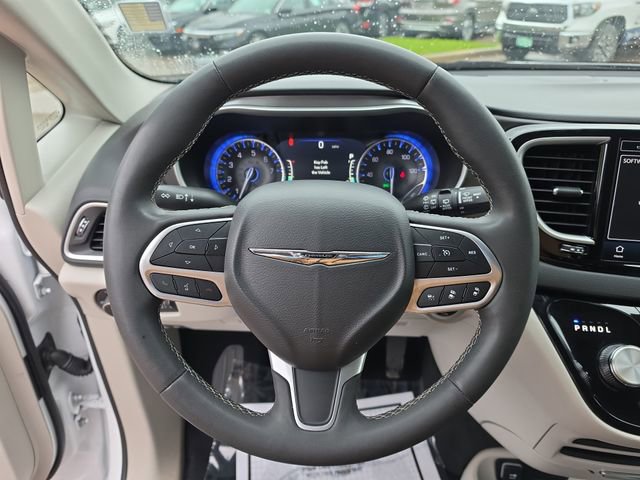 Used 2024 Chrysler Pacifica Touring-L FWD image 16