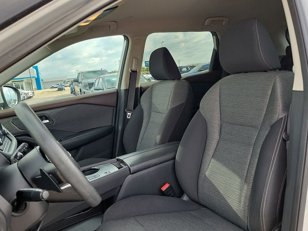 Used 2022 Nissan Rogue SV FWD image 11
