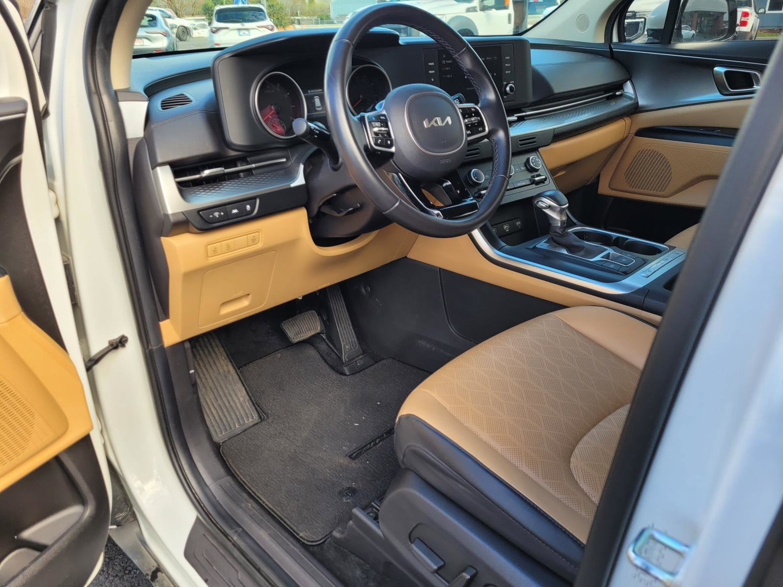 Used 2024 Kia Carnival LX image 11