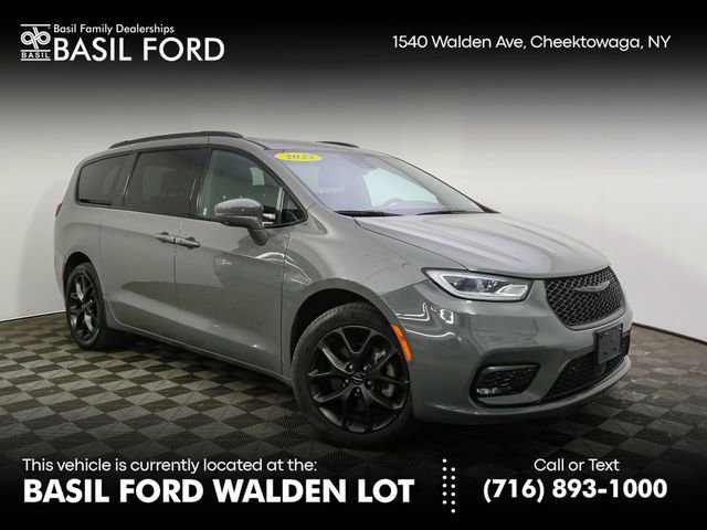 Used 2022 Chrysler Pacifica Touring-L w/ Uconnect Theater Family Group