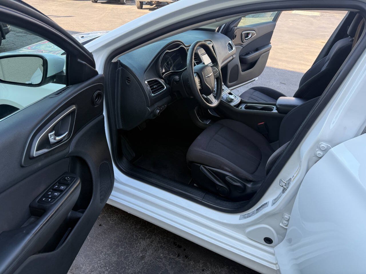 Used 2015 Chrysler 200 Limited FWD image 10
