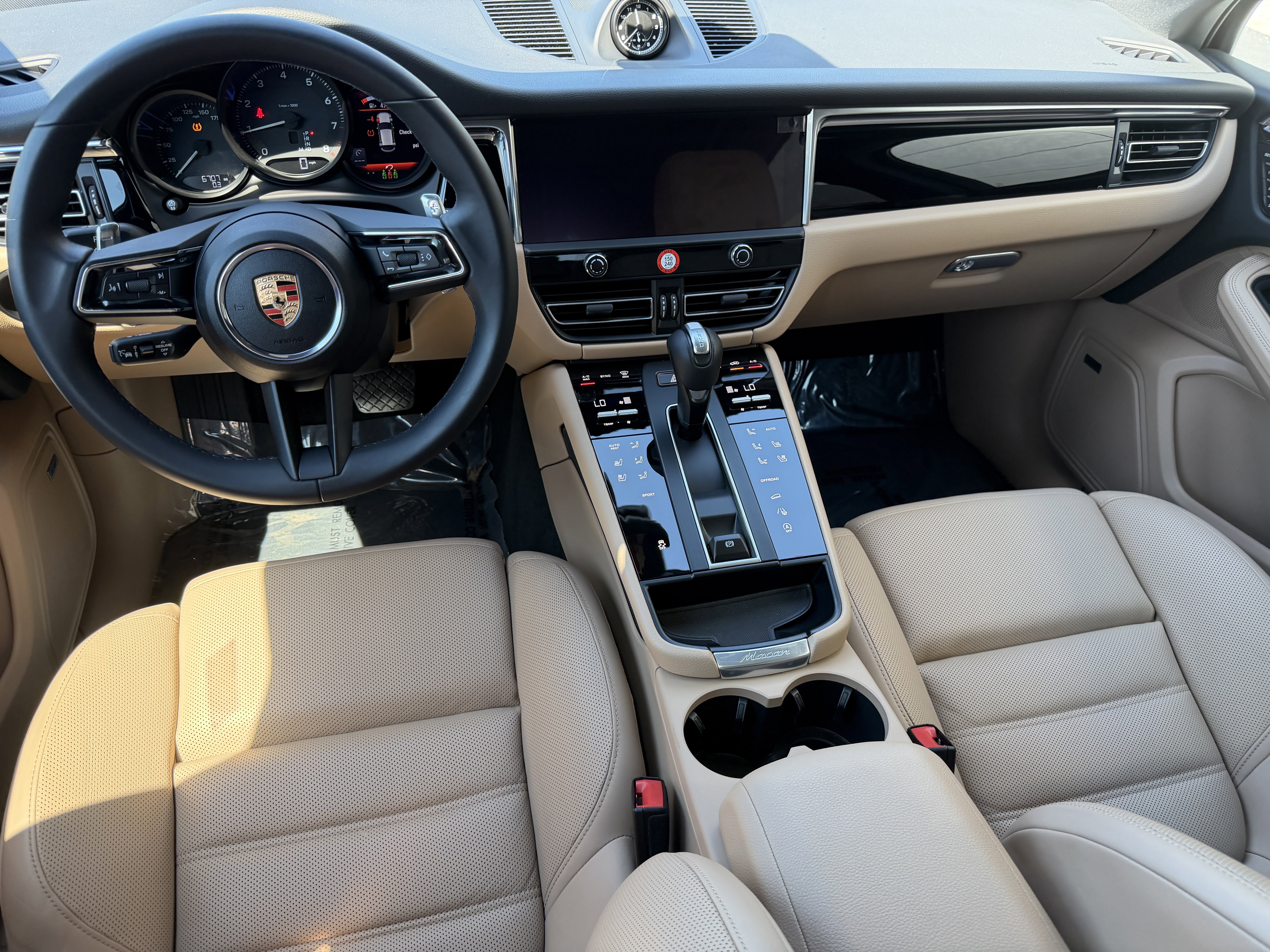 Certified 2025 Porsche Macan AWD/4WD image 17