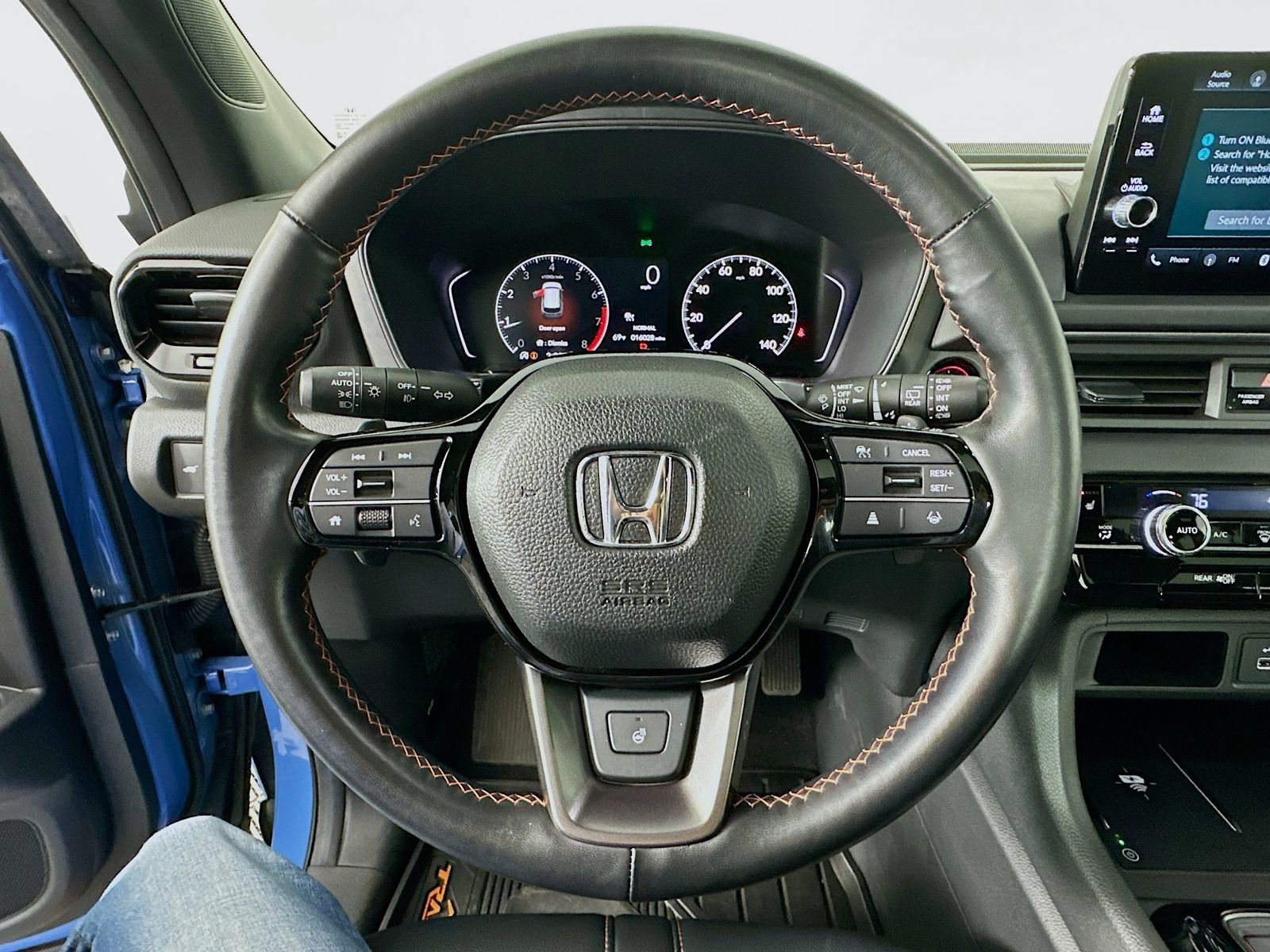 Used 2025 Honda Pilot TrailSport image 11