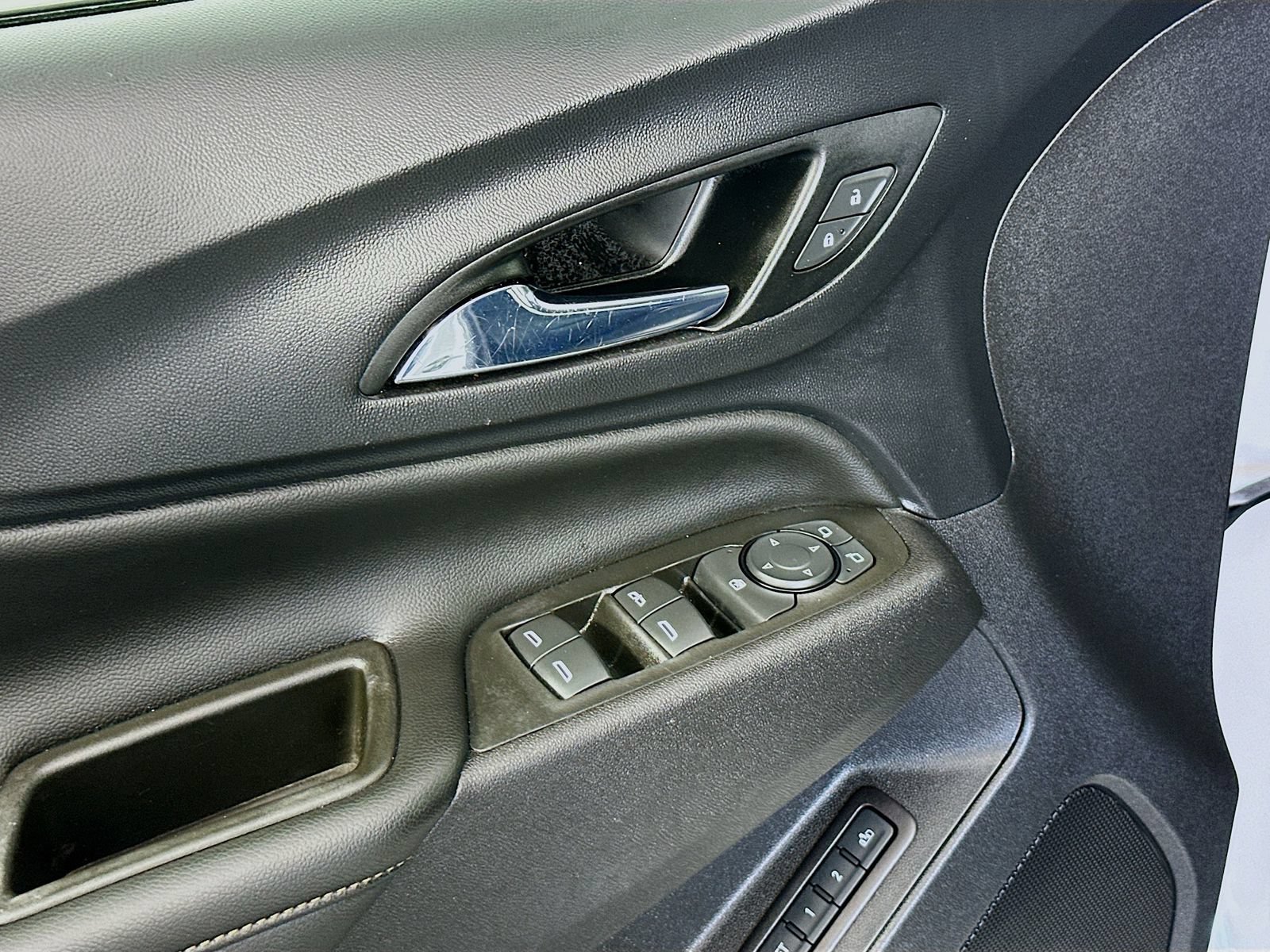 Used 2021 Chevrolet Equinox Premier w/ LPO, Floor Liner Package FWD image 18