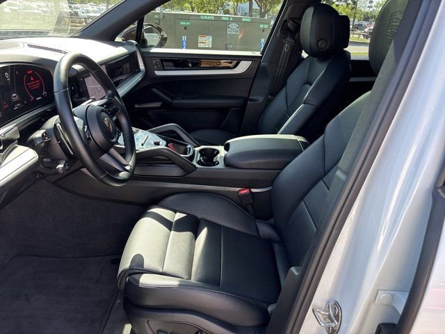 Used 2025 Porsche Cayenne AWD/4WD image 15