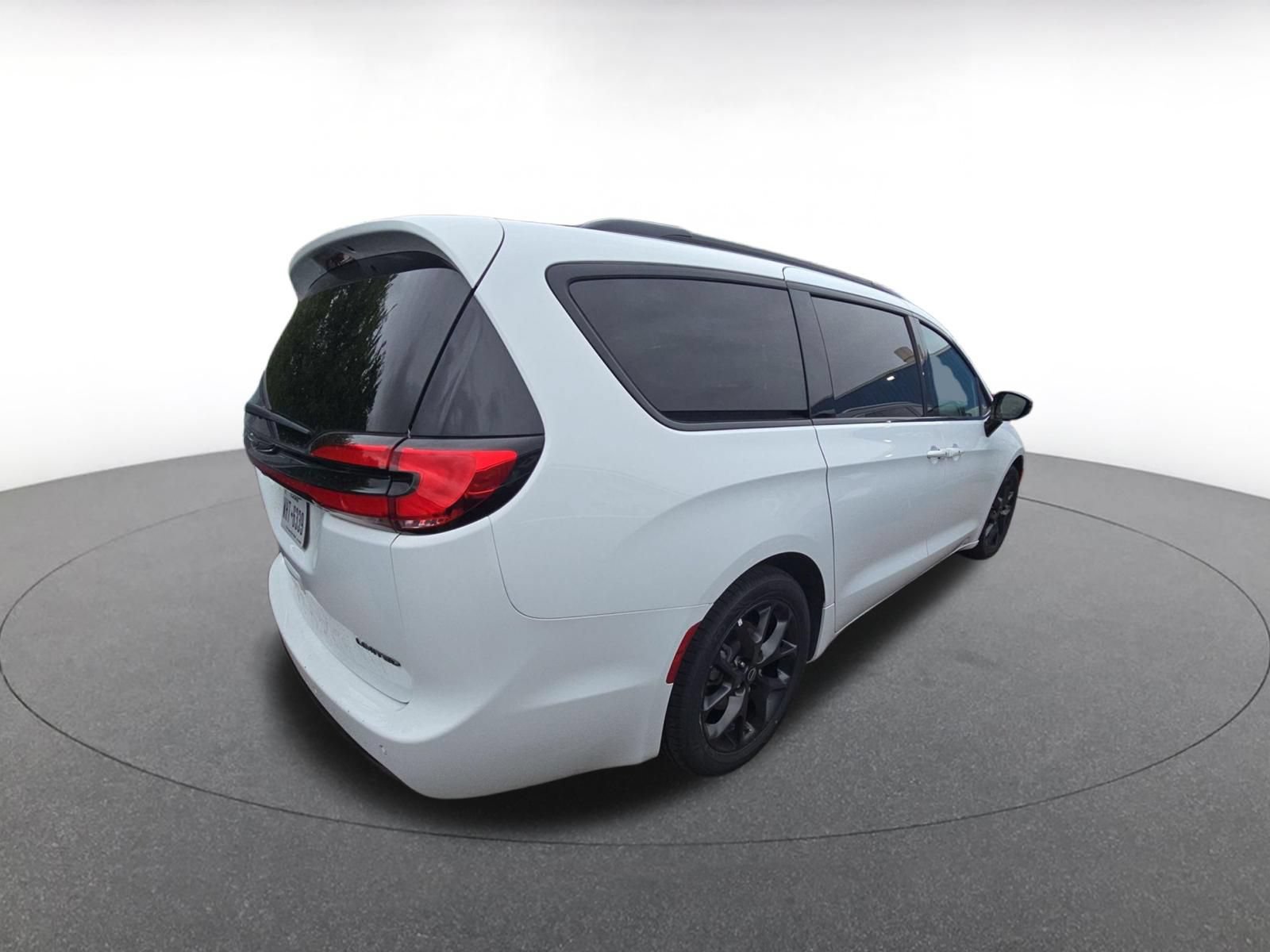 Used 2025 Chrysler Pacifica Limited FWD image 4