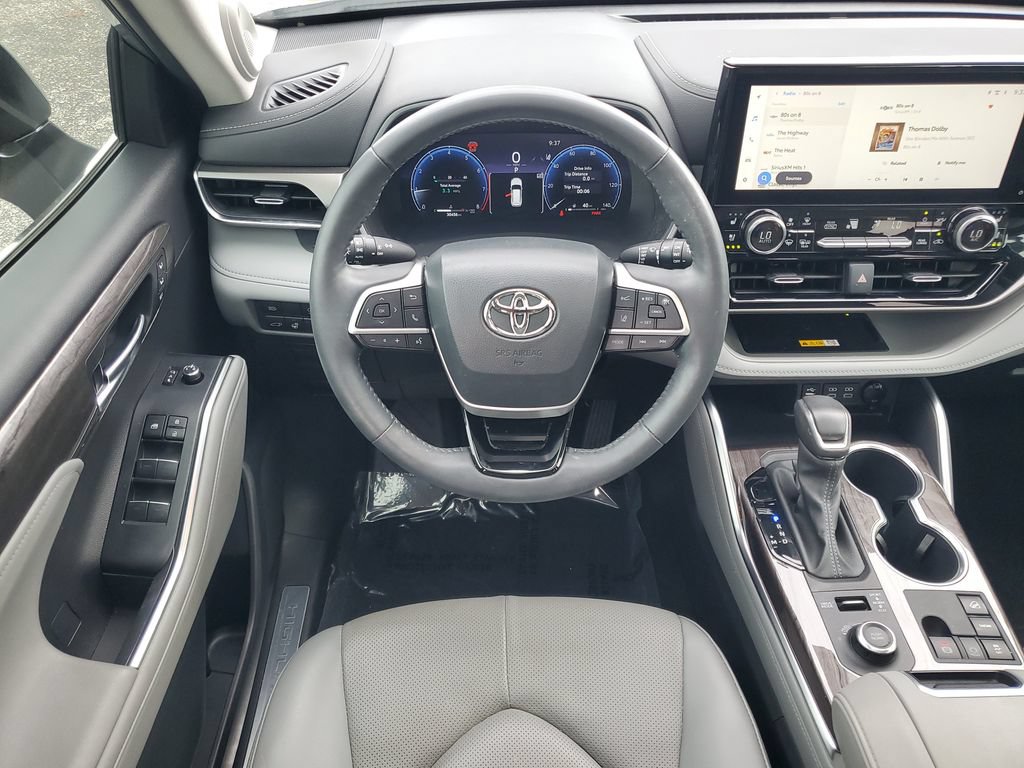 Used 2024 Toyota Highlander Limited AWD/4WD image 30