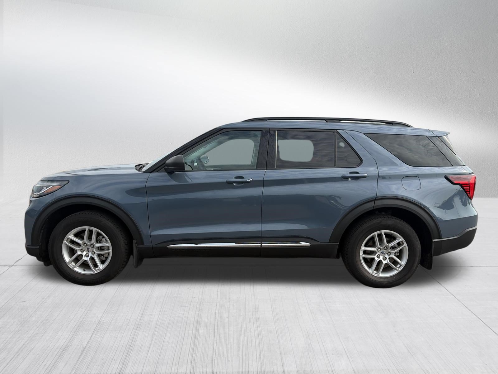 Used 2025 Ford Explorer Active AWD/4WD image 4