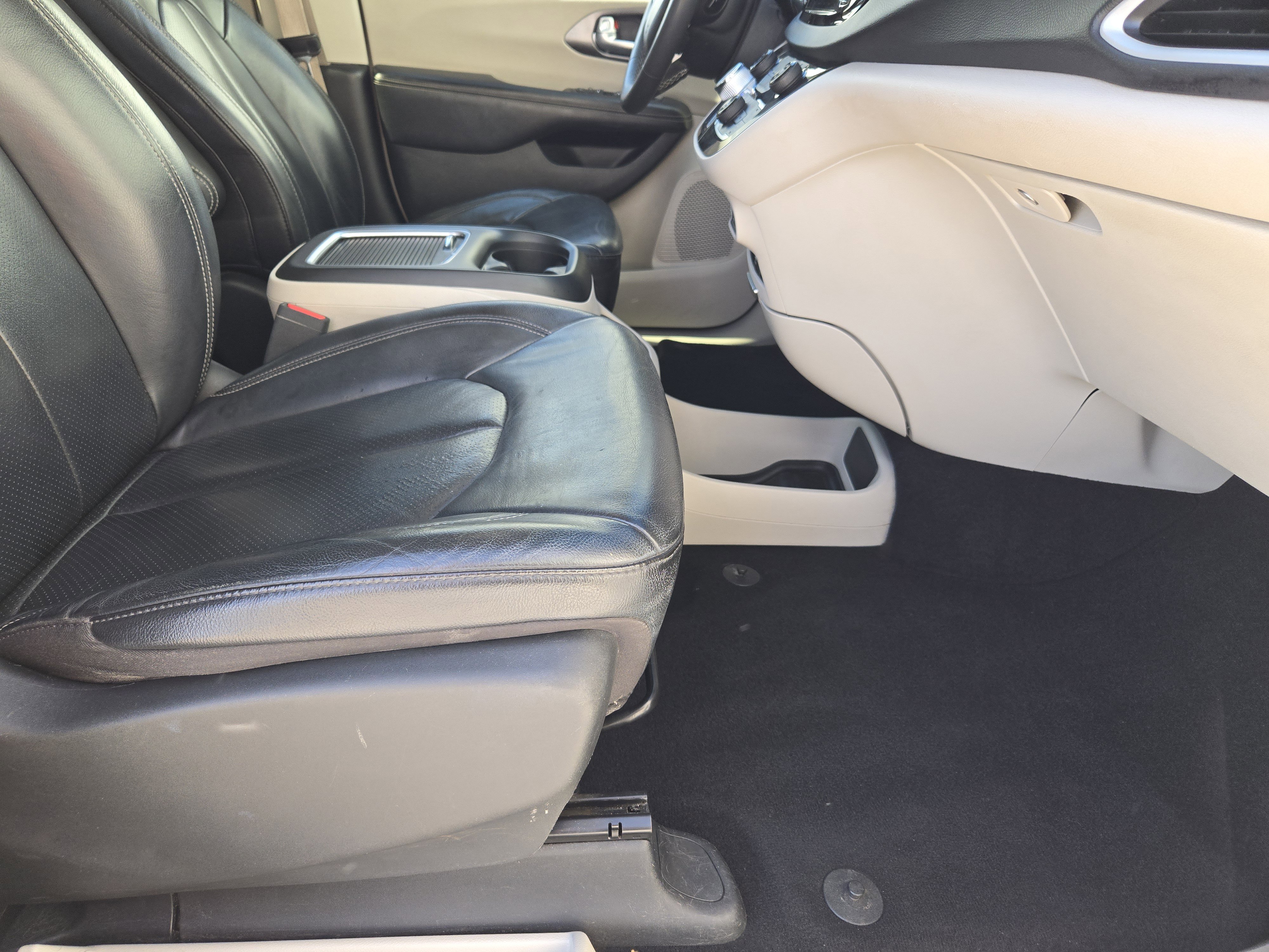 Used 2022 Chrysler Pacifica Touring-L FWD image 16