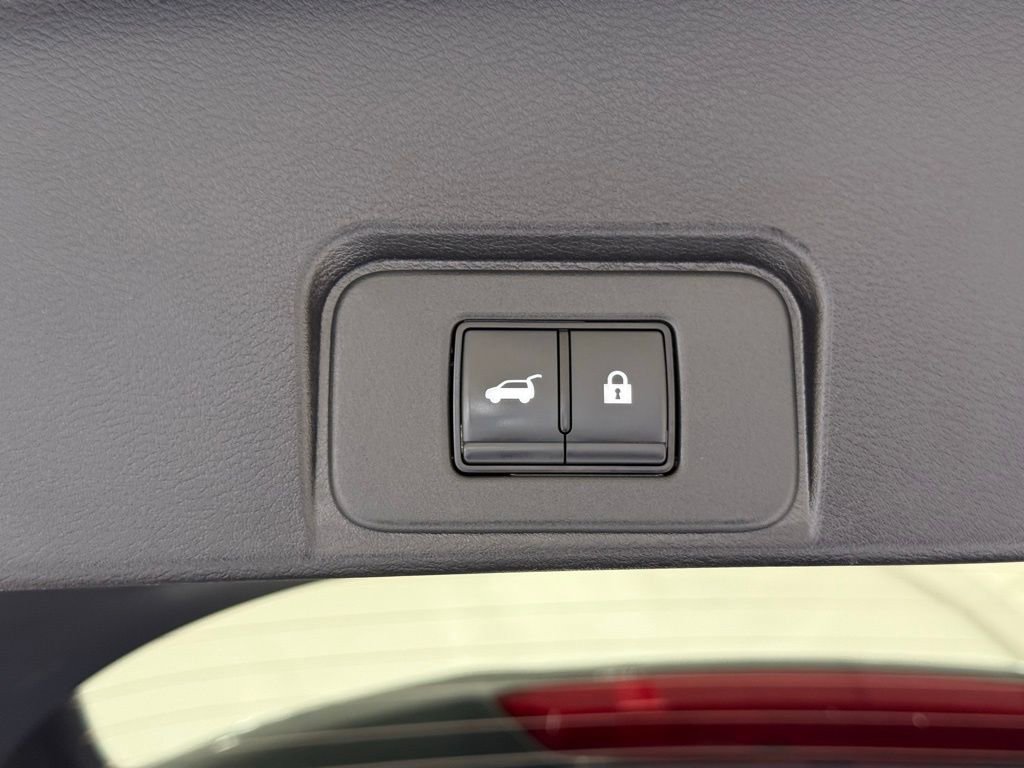 Used 2025 Nissan Rogue SV image 5