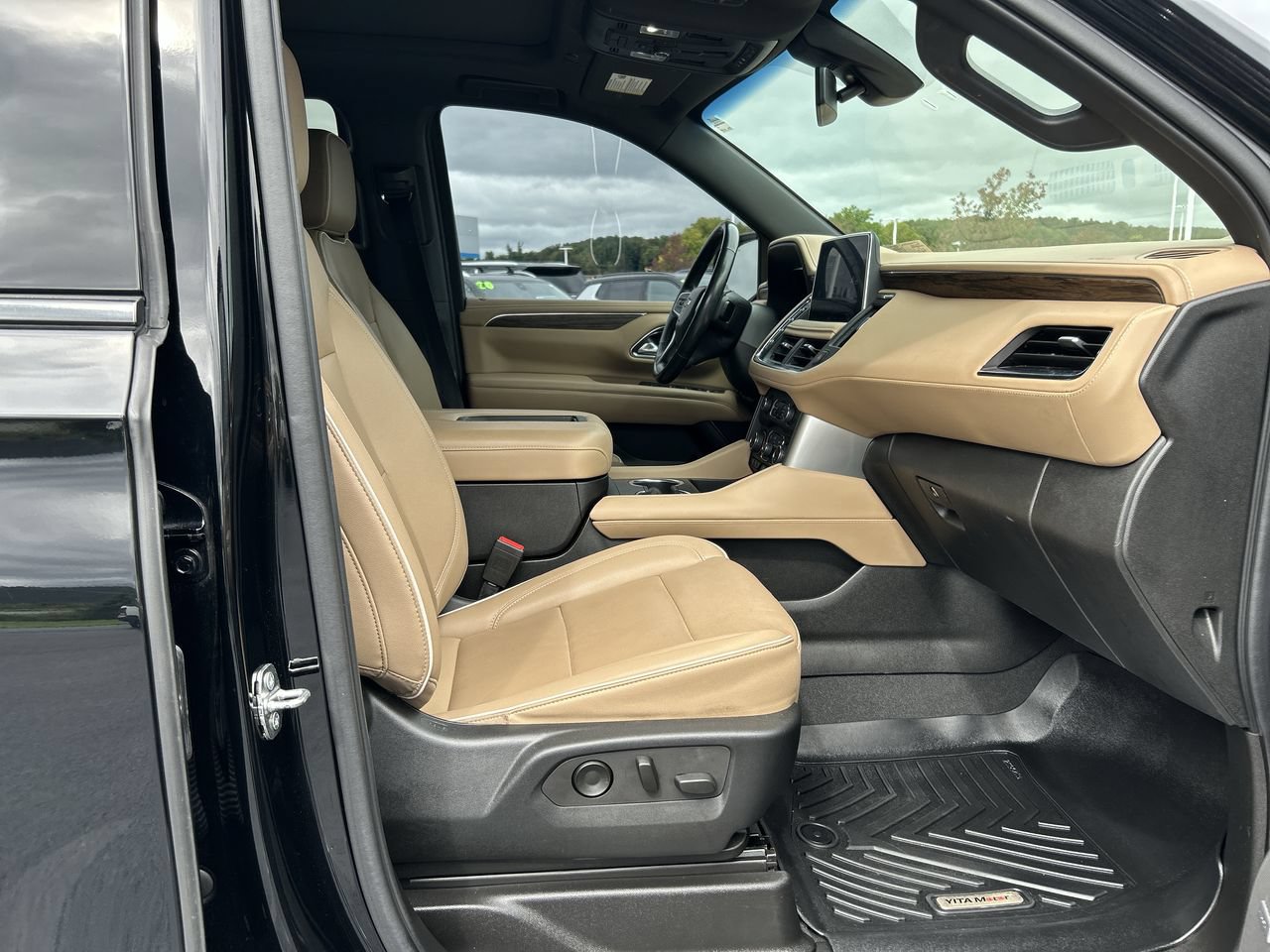Used 2022 Chevrolet Tahoe Premier AWD/4WD image 16