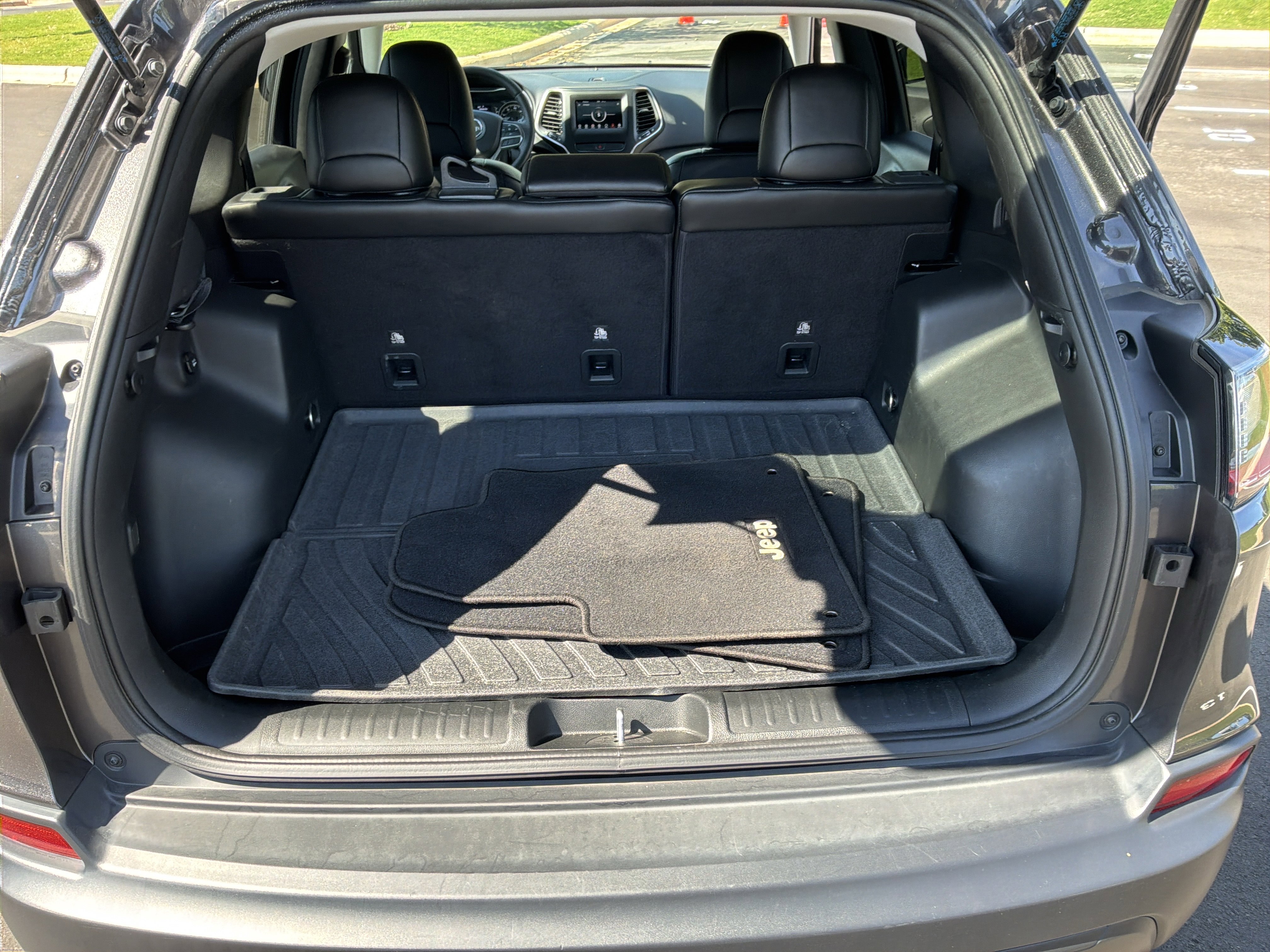 Used 2019 Jeep Cherokee Latitude Plus FWD image 32