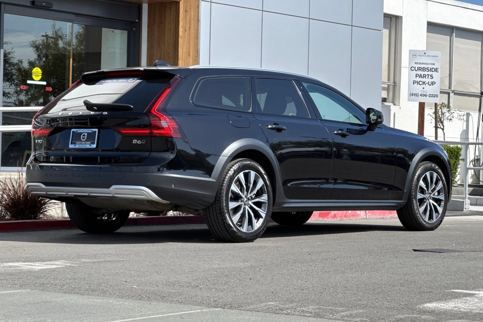Certified 2024 Volvo V90 B6 Cross Country Plus AWD/4WD image 2