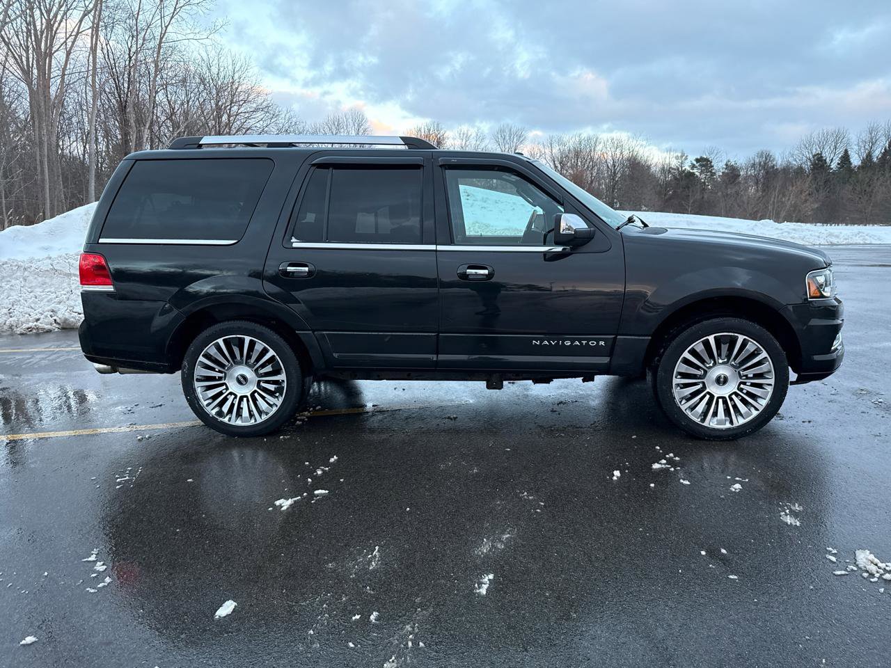 Used 2015 Lincoln Navigator 4WD 4dr image 4