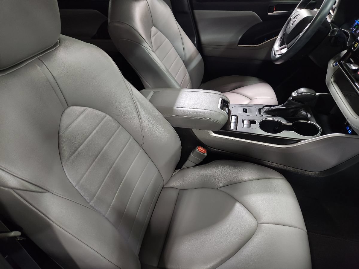 Used 2022 Toyota Highlander XLE AWD/4WD image 32