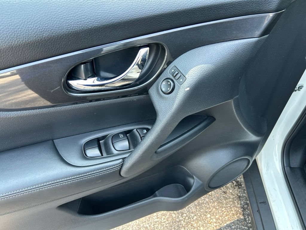 Used 2019 Nissan Rogue SV FWD image 16