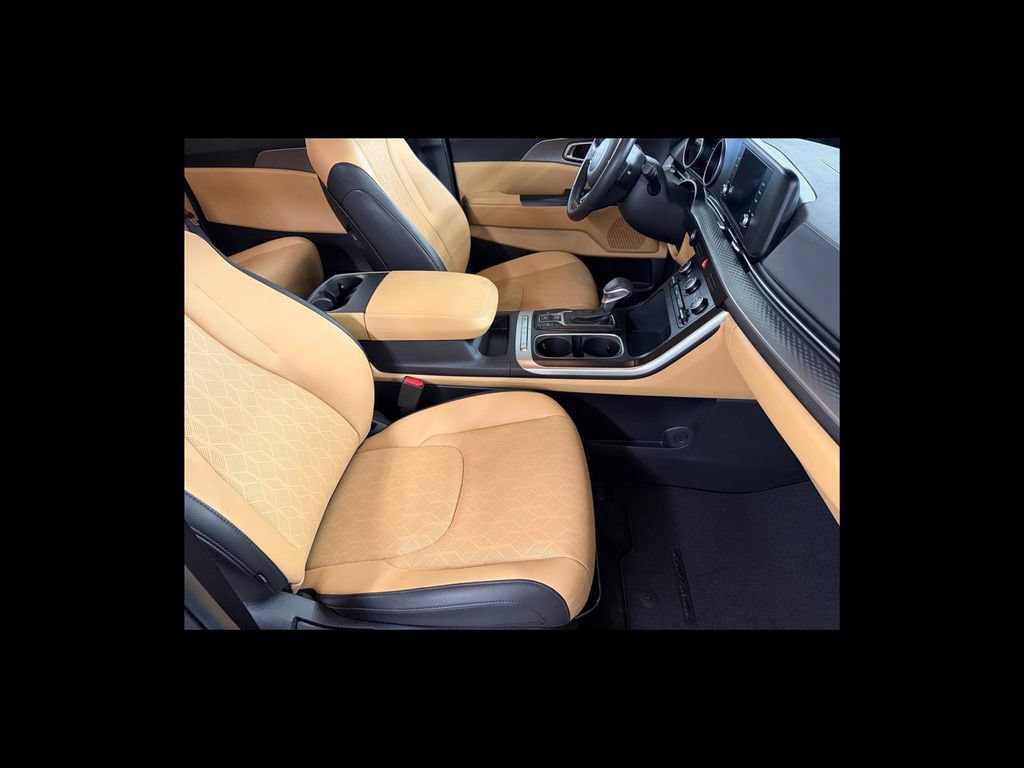 Used 2024 Kia Carnival LX FWD image 18
