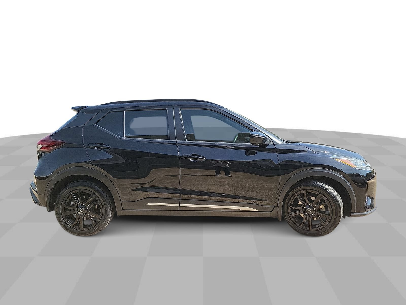 Used 2022 Nissan Kicks SR w/ Interior Electronics Package FWD image 9