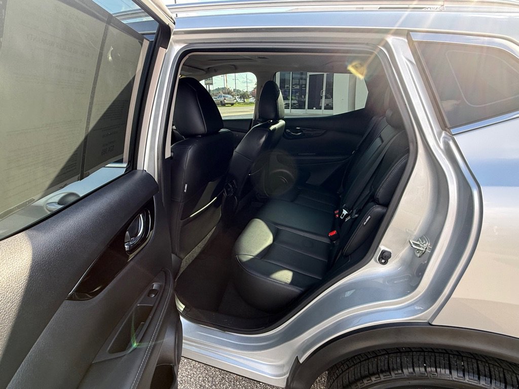 Used 2021 Nissan Rogue Sport SL w/ Premium Package image 12