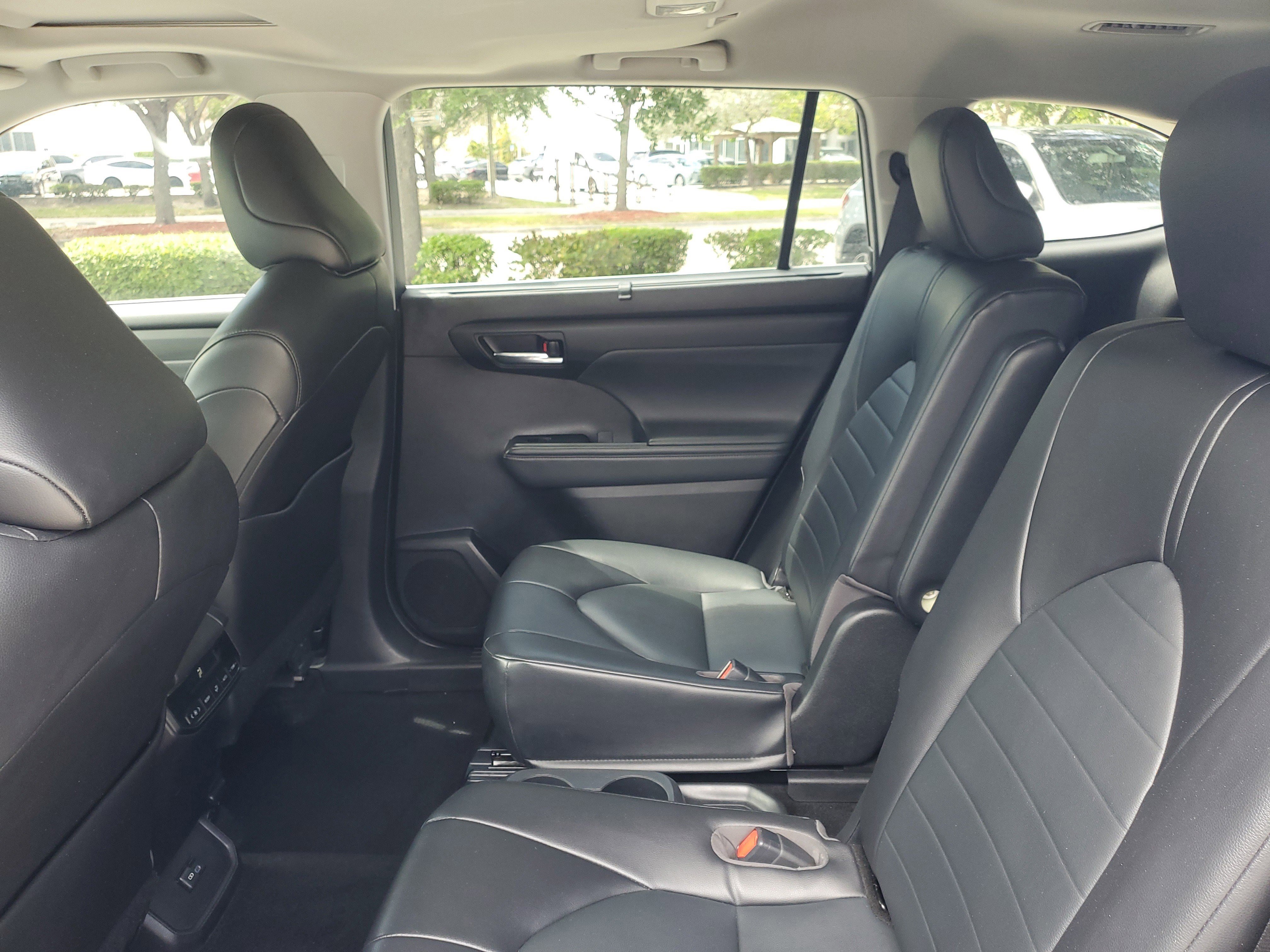Used 2022 Toyota Highlander XLE AWD/4WD image 12