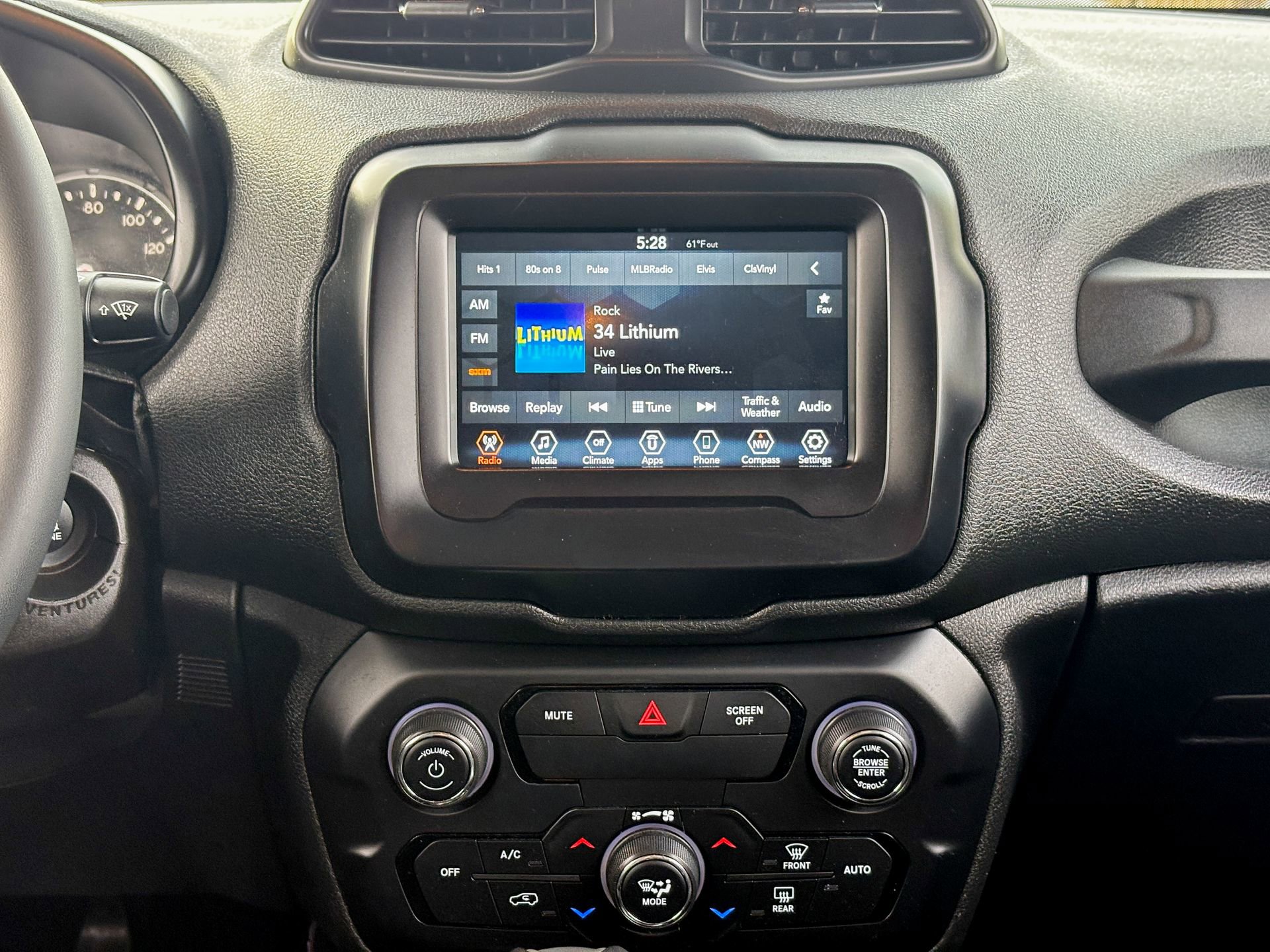 Used 2018 Jeep Renegade Latitude image 19