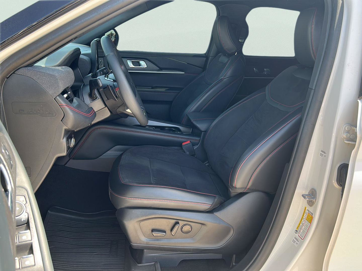 Certified 2025 Ford Explorer ST AWD/4WD image 7