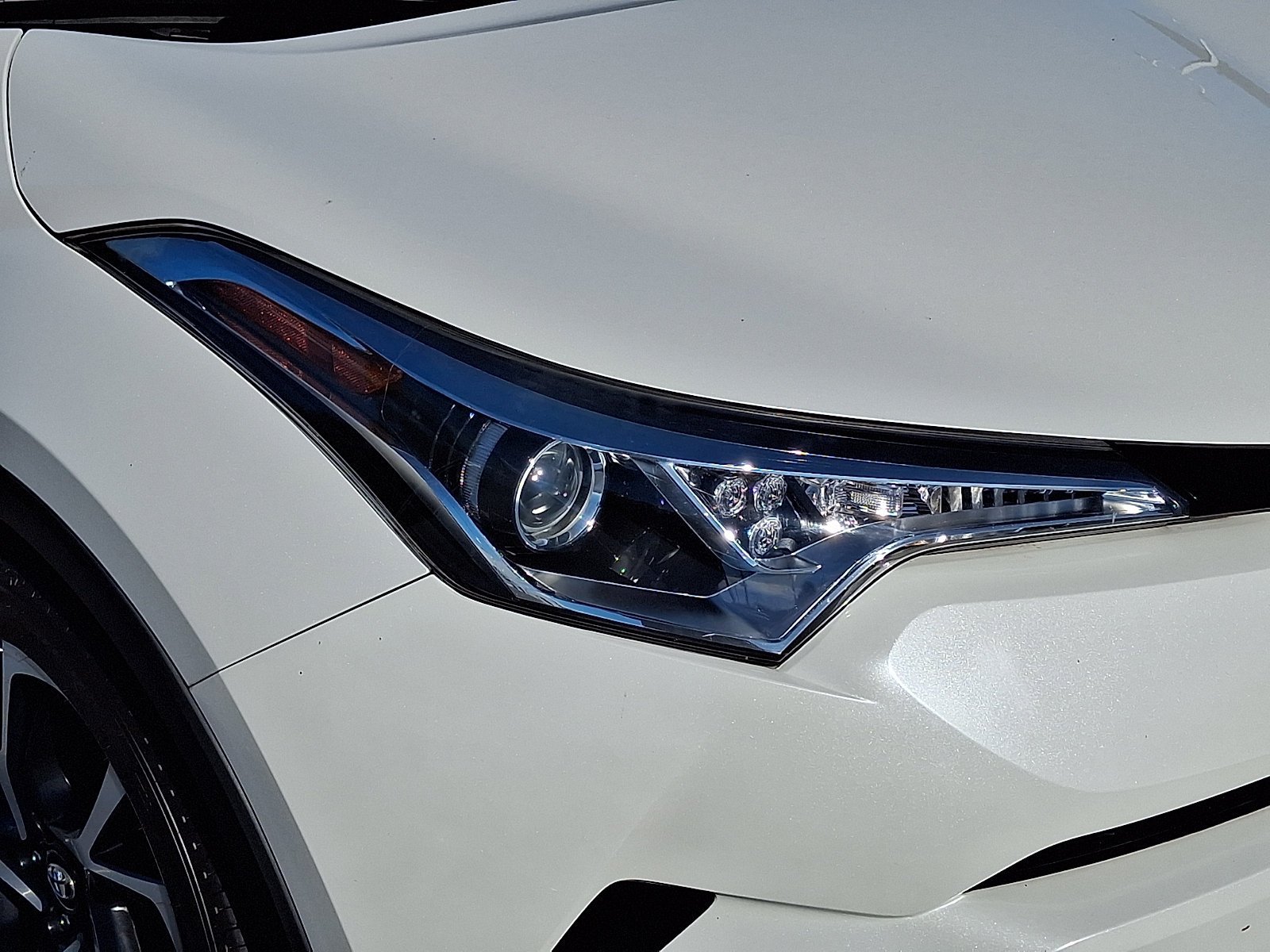 Used 2019 Toyota C-HR XLE FWD image 10