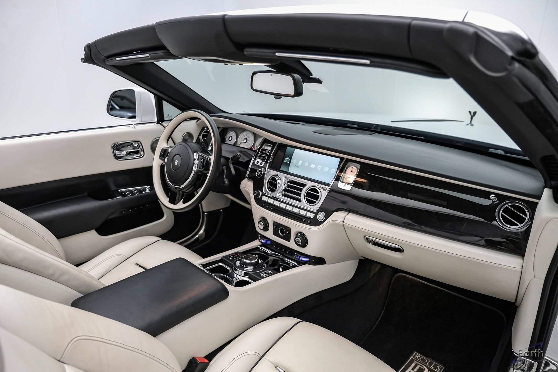 Used 2017 Rolls-Royce Dawn RWD image 53