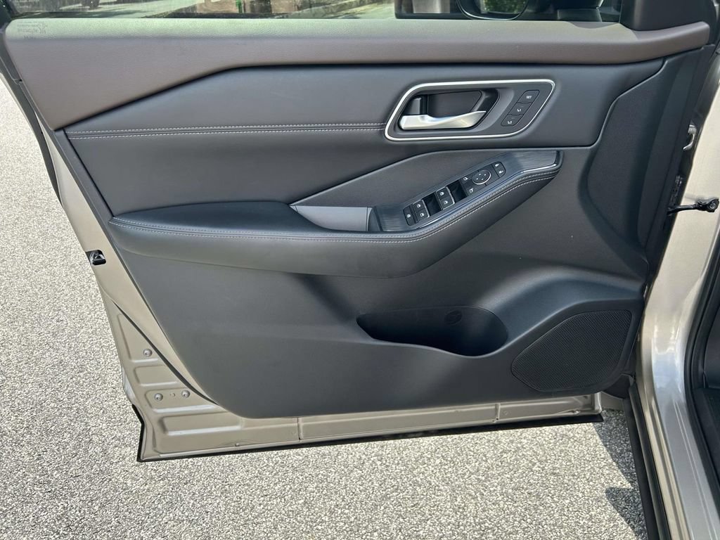 Used 2023 Nissan Rogue Platinum w/ Platinum Premium Package FWD image 15