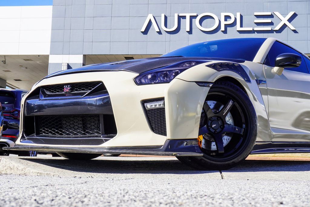 Used 2017 Nissan GT-R Premium AWD/4WD image 2
