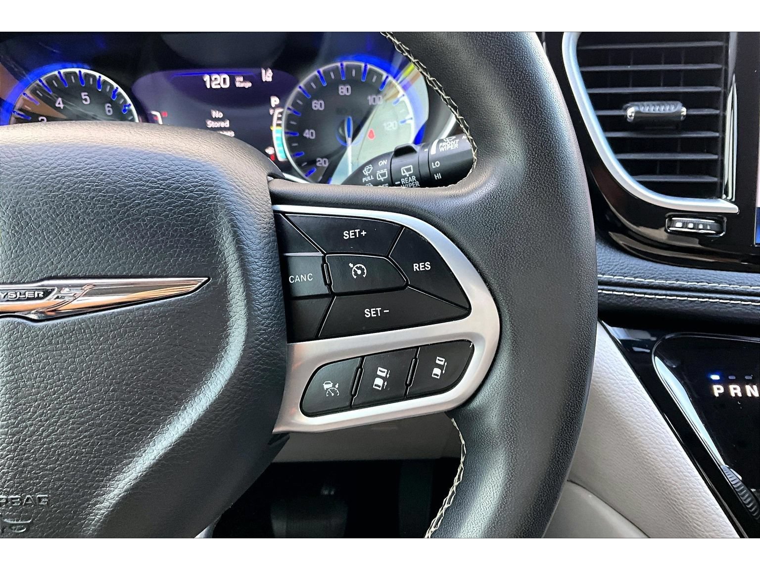 Used 2022 Chrysler Pacifica Limited FWD image 12