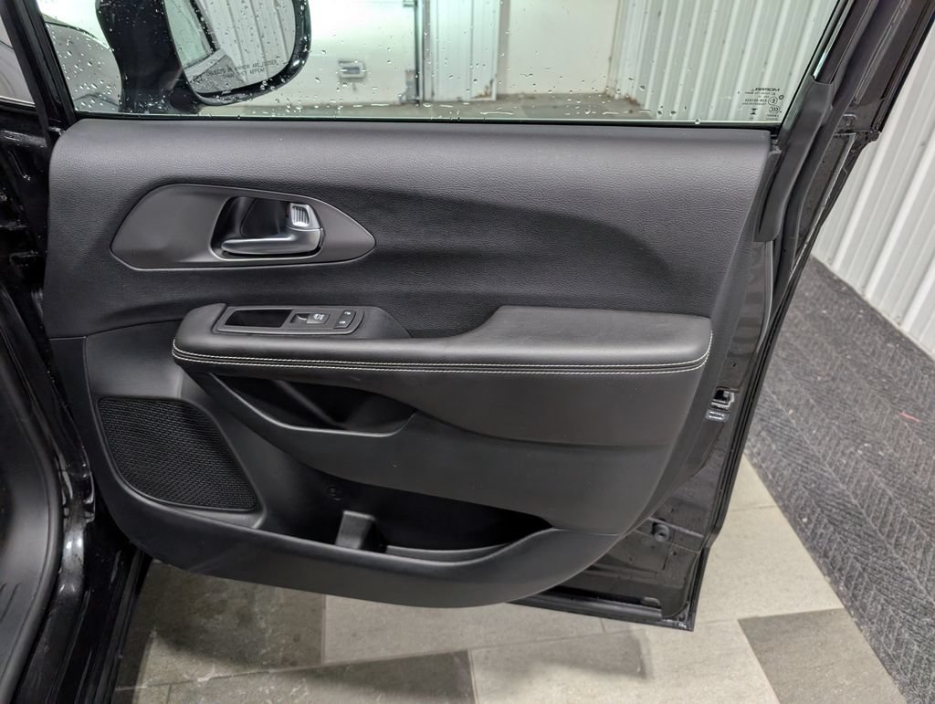 Used 2027 Chrysler Pacifica Limited FWD image 27