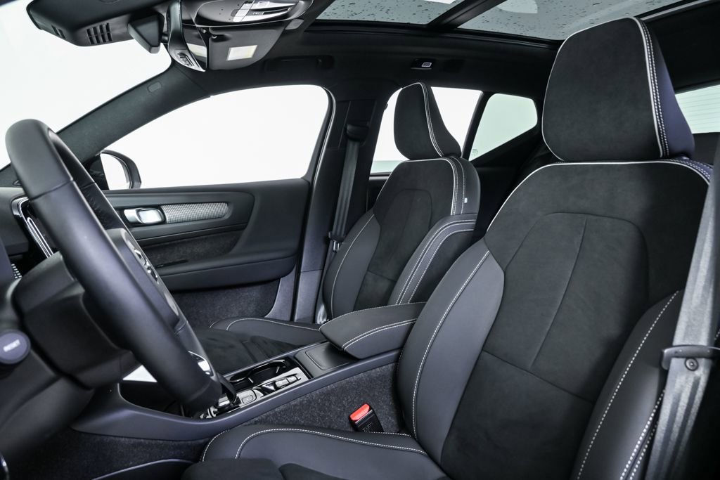 Certified 2025 Volvo XC40 B5 Plus image 7