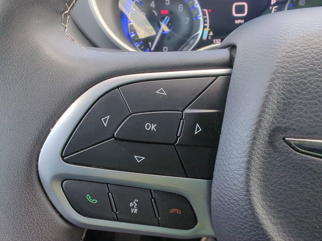 Used 2025 Chrysler Pacifica Select image 33