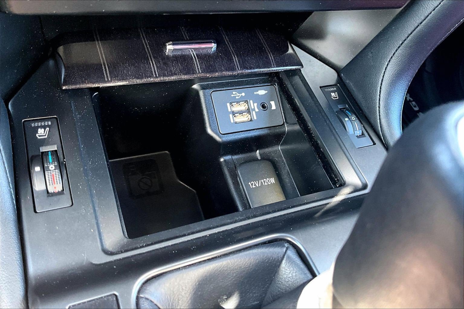 Used 2022 Lexus GX 460 Premium w/ Accessory Package AWD/4WD image 31