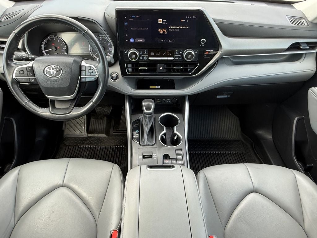 Used 2023 Toyota Highlander XLE FWD image 16