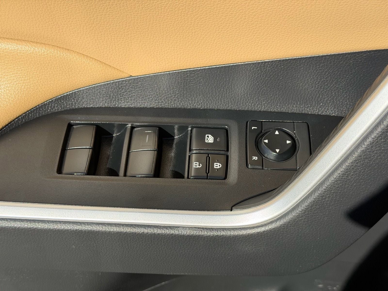 Used 2019 Toyota RAV4 XLE w/ Carpet Mat Package FWD image 19