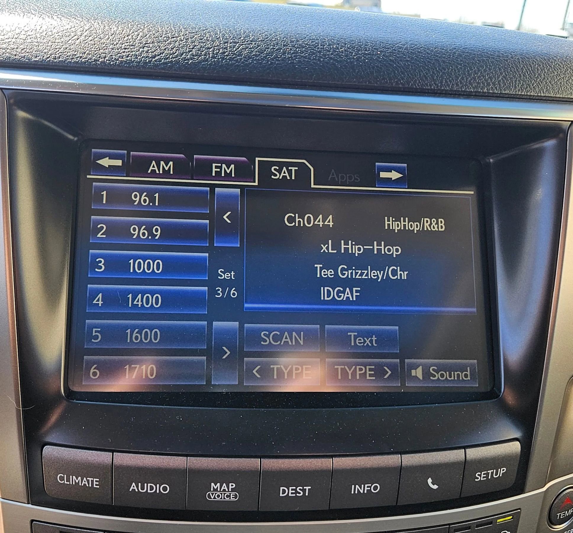 Used 2014 Lexus LX 570 4WD image 32