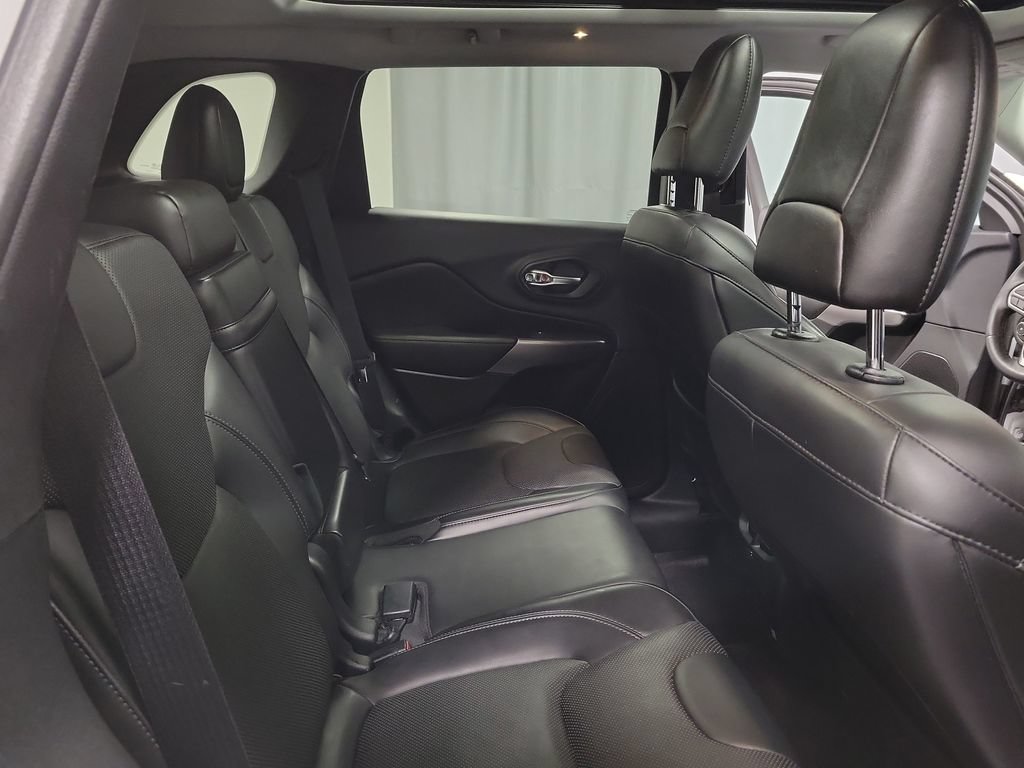 Used 2019 Jeep Cherokee Overland w/ Technology Group AWD/4WD image 33