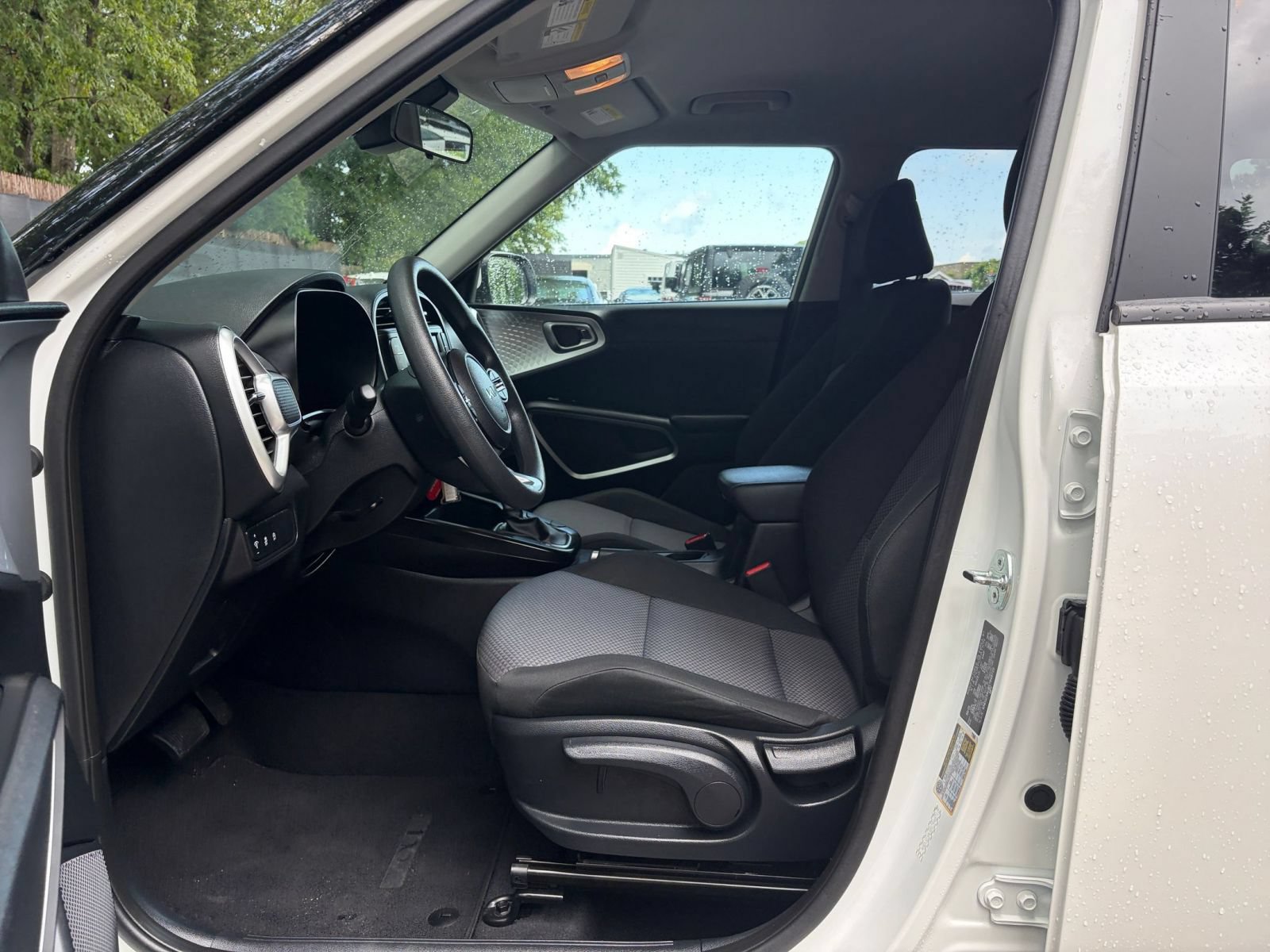 Used 2025 Kia Soul LX w/ LX Technology Package FWD image 24
