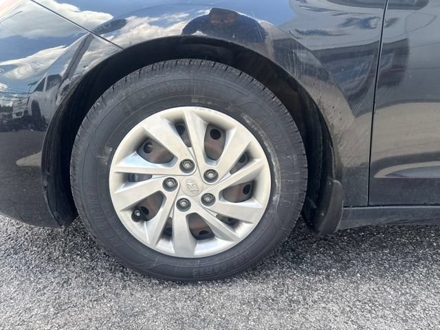 Used 2019 Hyundai Elantra SE w/ Winter Weather Package FWD image 3