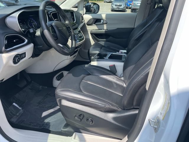 Used 2024 Chrysler Pacifica Touring-L FWD image 19
