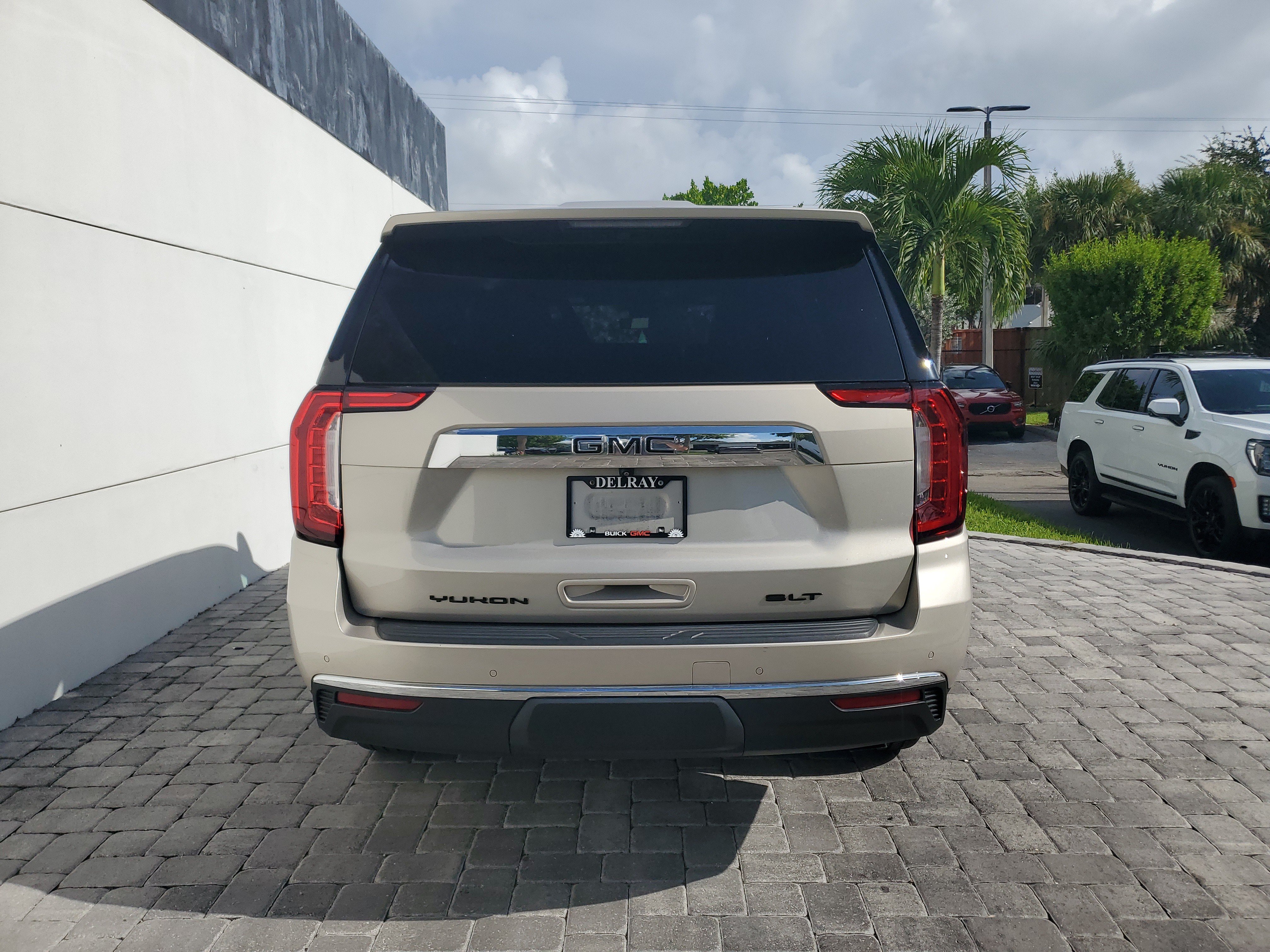 Used 2024 GMC Yukon SLT w/ SLT Luxury Package RWD image 5