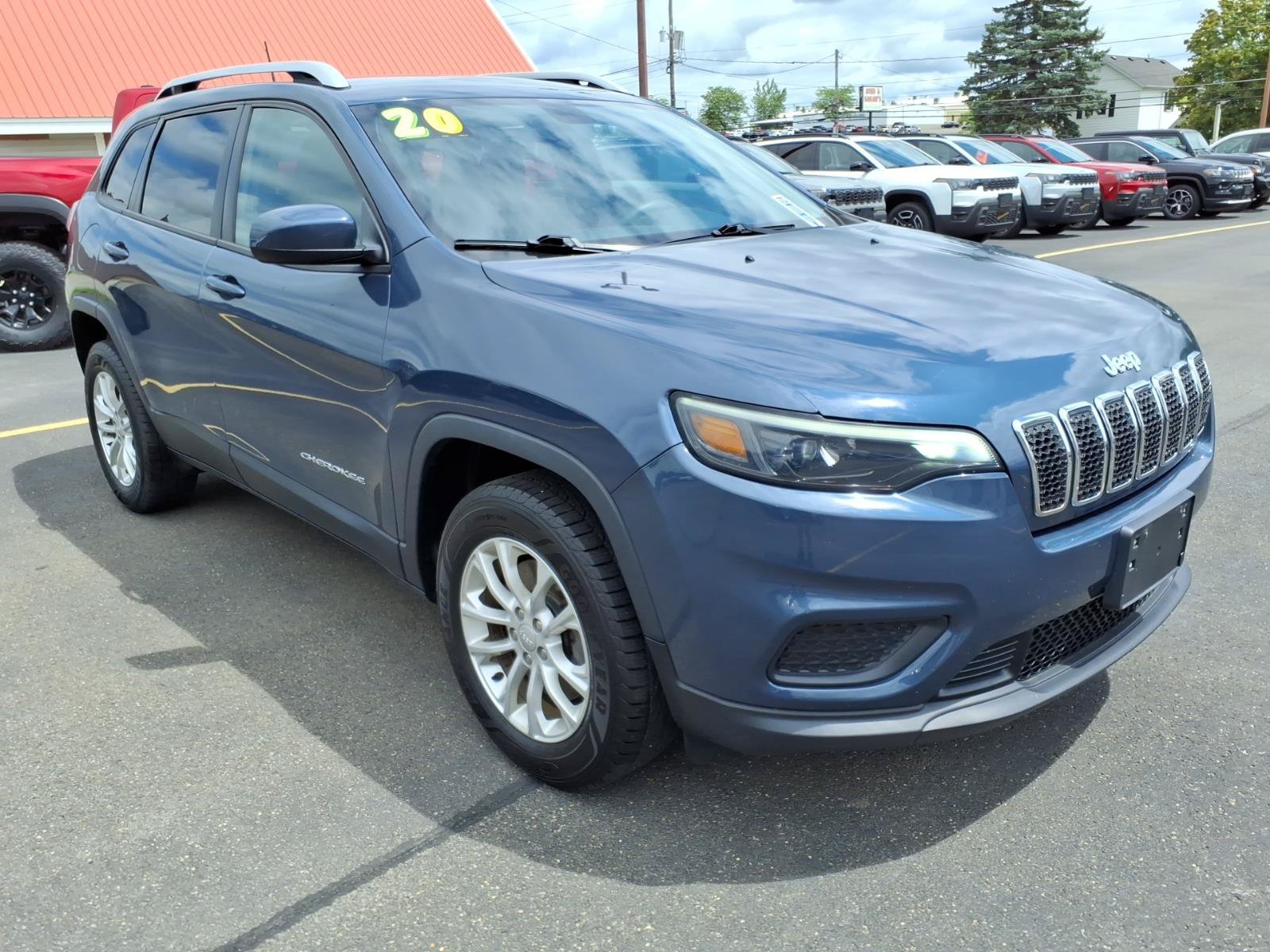 Used 2020 Jeep Cherokee Latitude AWD/4WD image 3