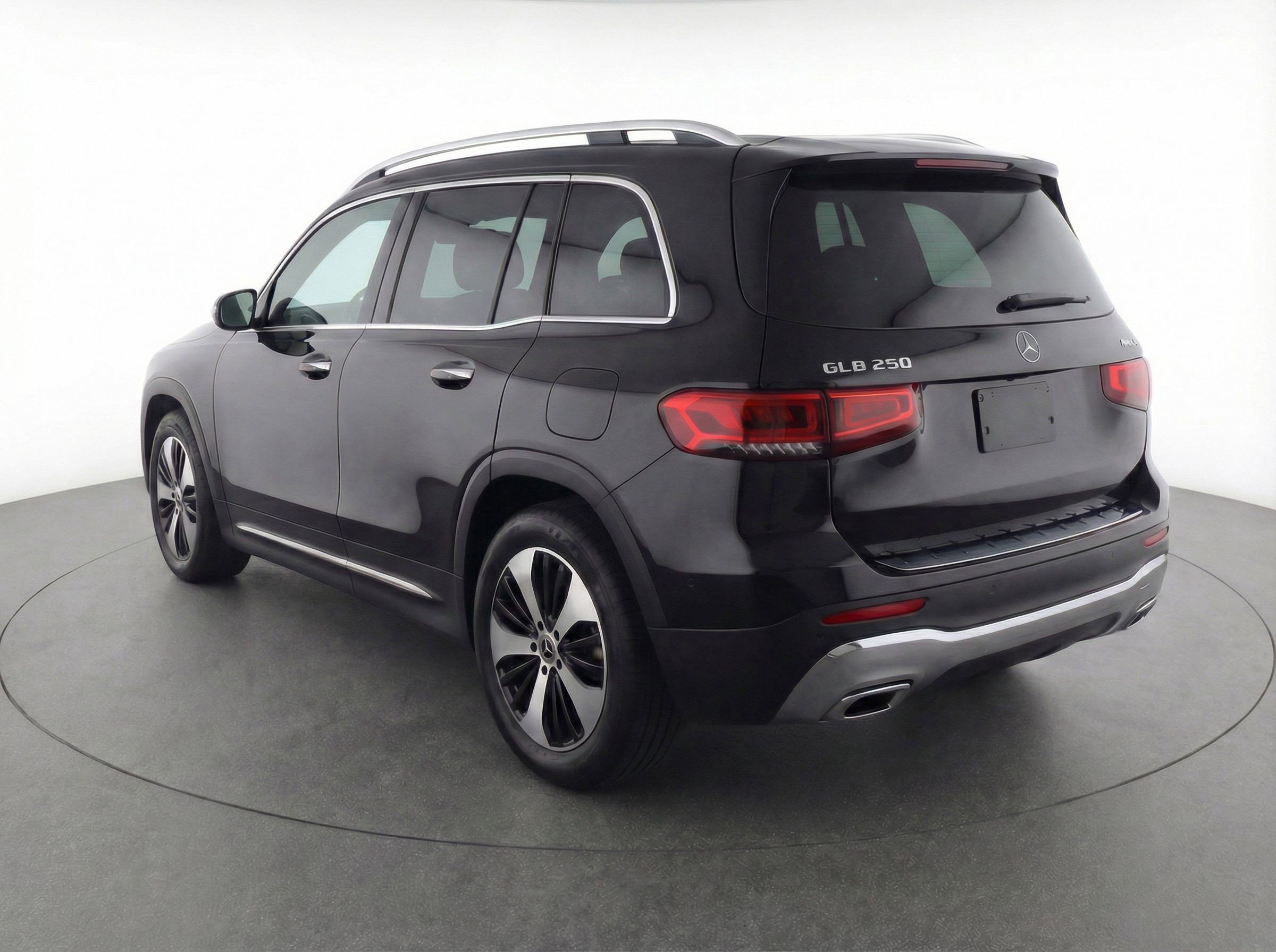 Used 2025 Mercedes-Benz GLB 250 4MATIC image 6