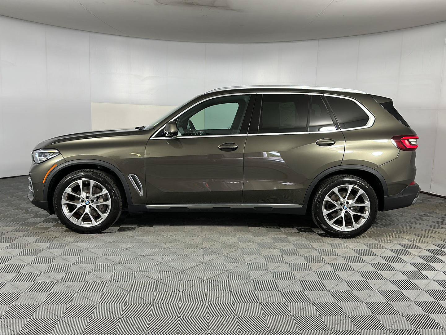 Used 2023 BMW X5 xDrive40i w/ Premium Package AWD/4WD image 9