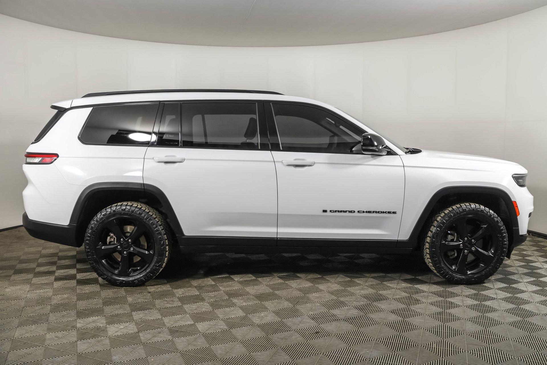 Used 2023 Jeep Grand Cherokee L Laredo image 17