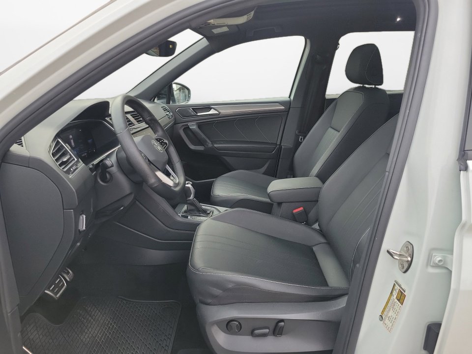Certified 2023 Volkswagen Tiguan SE R-Line image 11